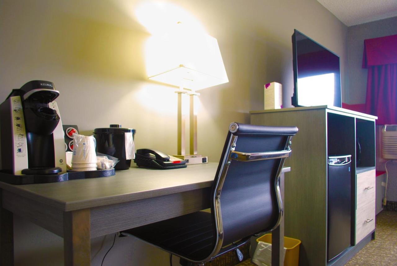 Ramada By Wyndham Edmonton Yellowhead Nw Экстерьер фото